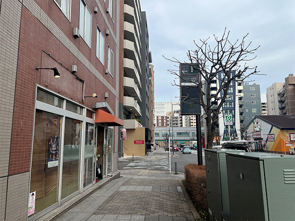①区役所通りを背に、センター北駅が正面に見えます