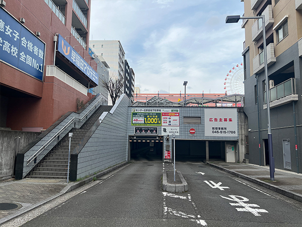 ②右手にカラオケまねき猫が見えましたら左手側が入口です