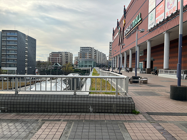 ⑦地上に出るとモザイクモール港北が見えます。
