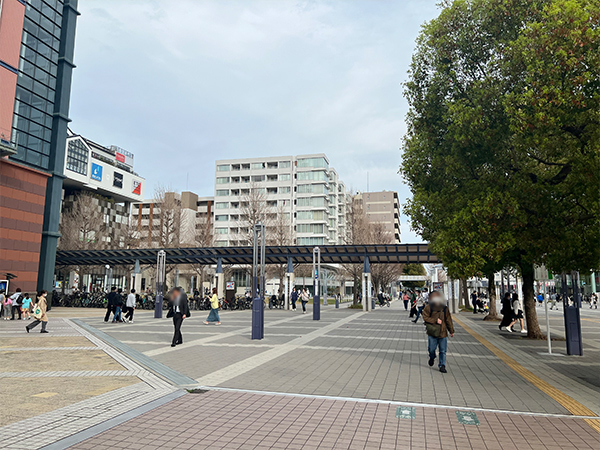 ⑨駅前広場をそのまま通り抜けます。
