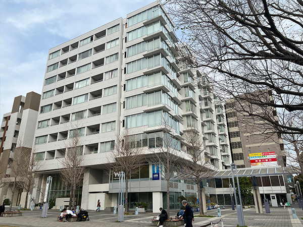 ⑩向かいに白い建物（グランドメゾンセンター北）が見えてきます。